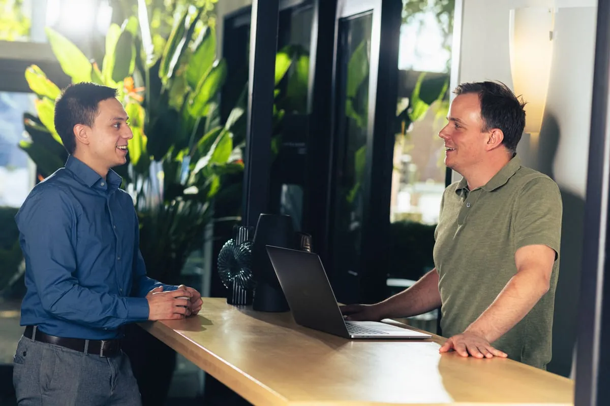 Twee consultants bespreken maatwerk in Odoo