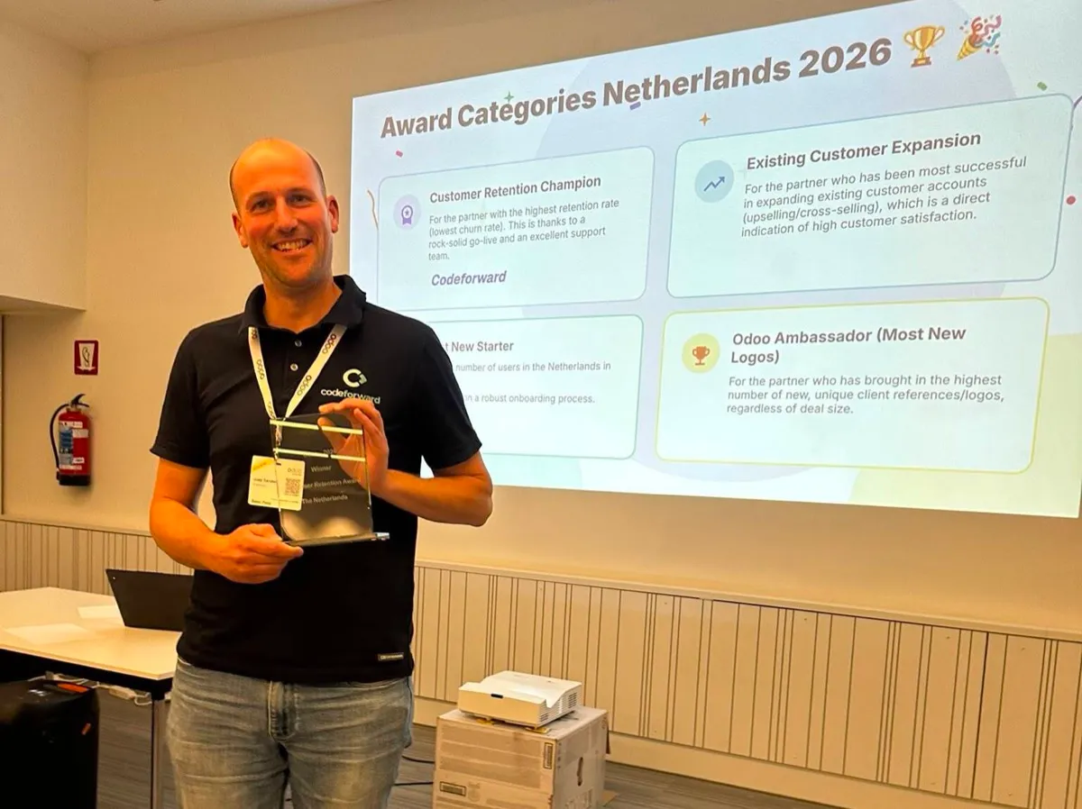 Joep van Codeforward met de Odoo Customer Retention Award 2026 voor het scherm met de awardcategorieën