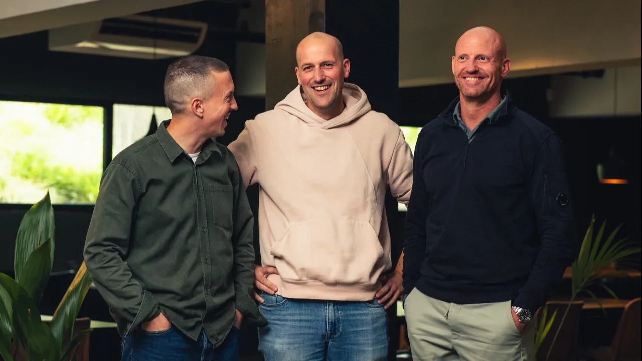 Ivo Wijnen lachend met twee collega's in het kantoor van Codeforward