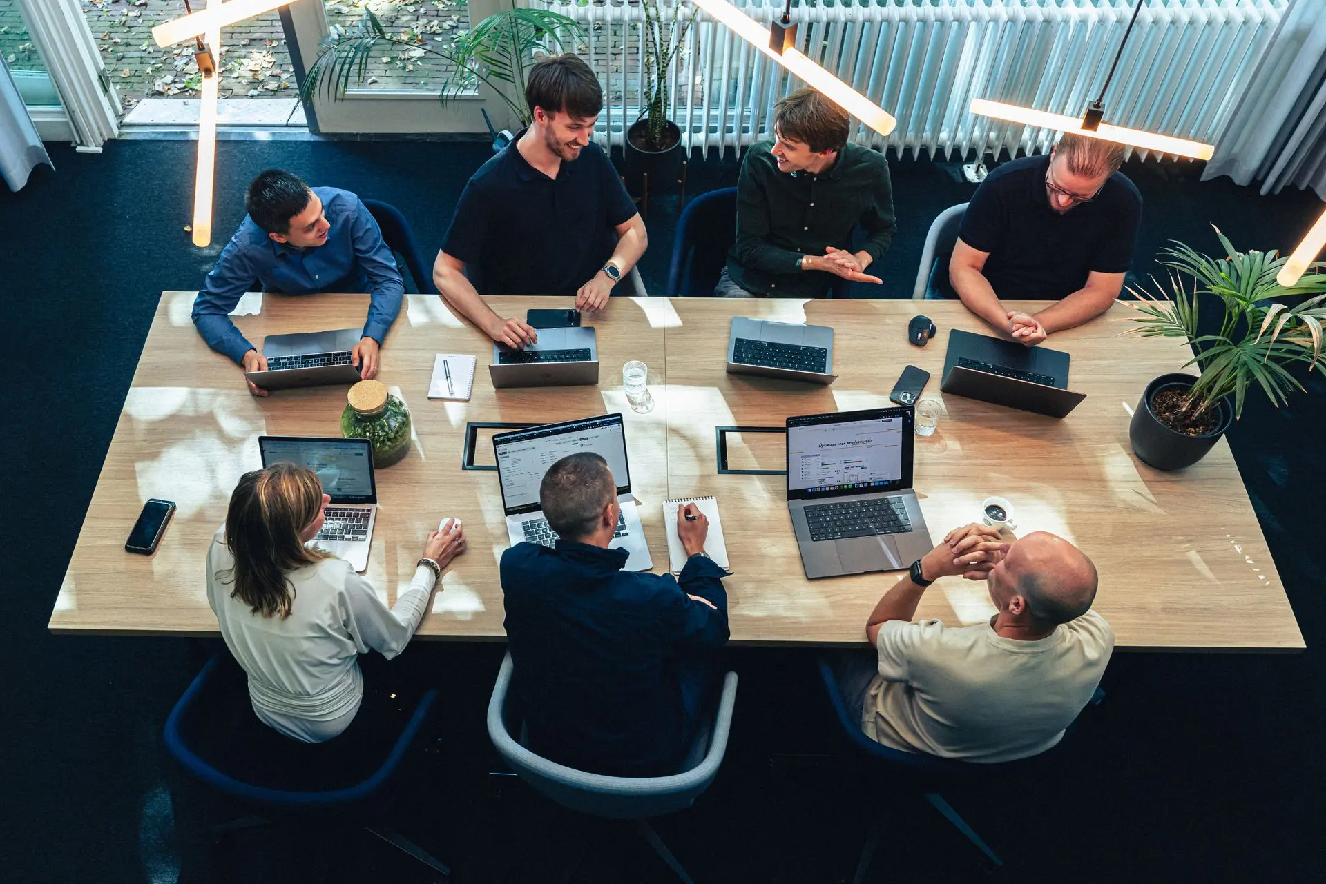 Team van Odoo specialisten vergadert bij Codeforward